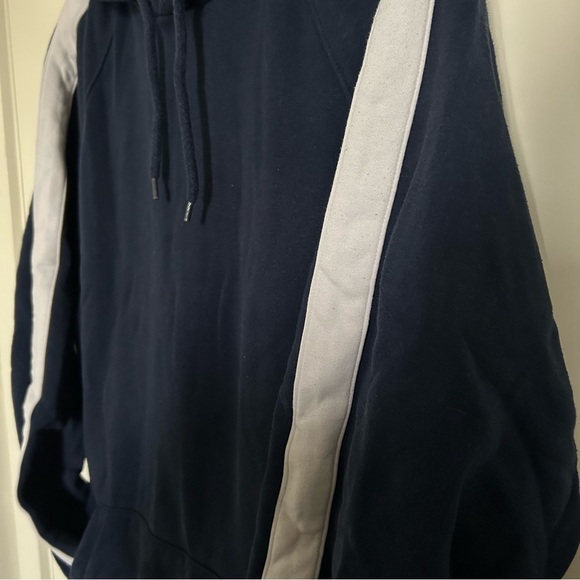 2/15$ H&M Men’s hoodie - Picture 2 of 3
